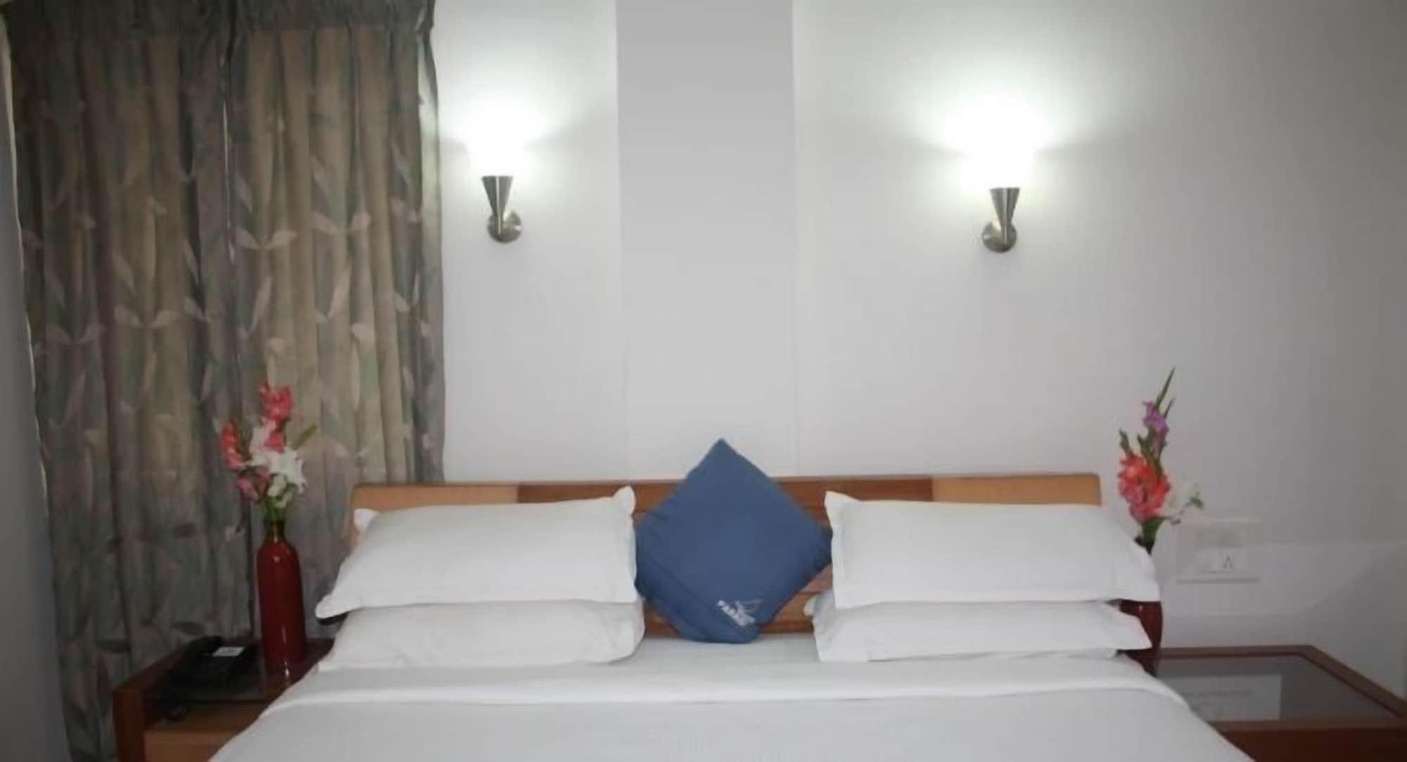 Hotel White Parrot 迈索尔 外观 照片