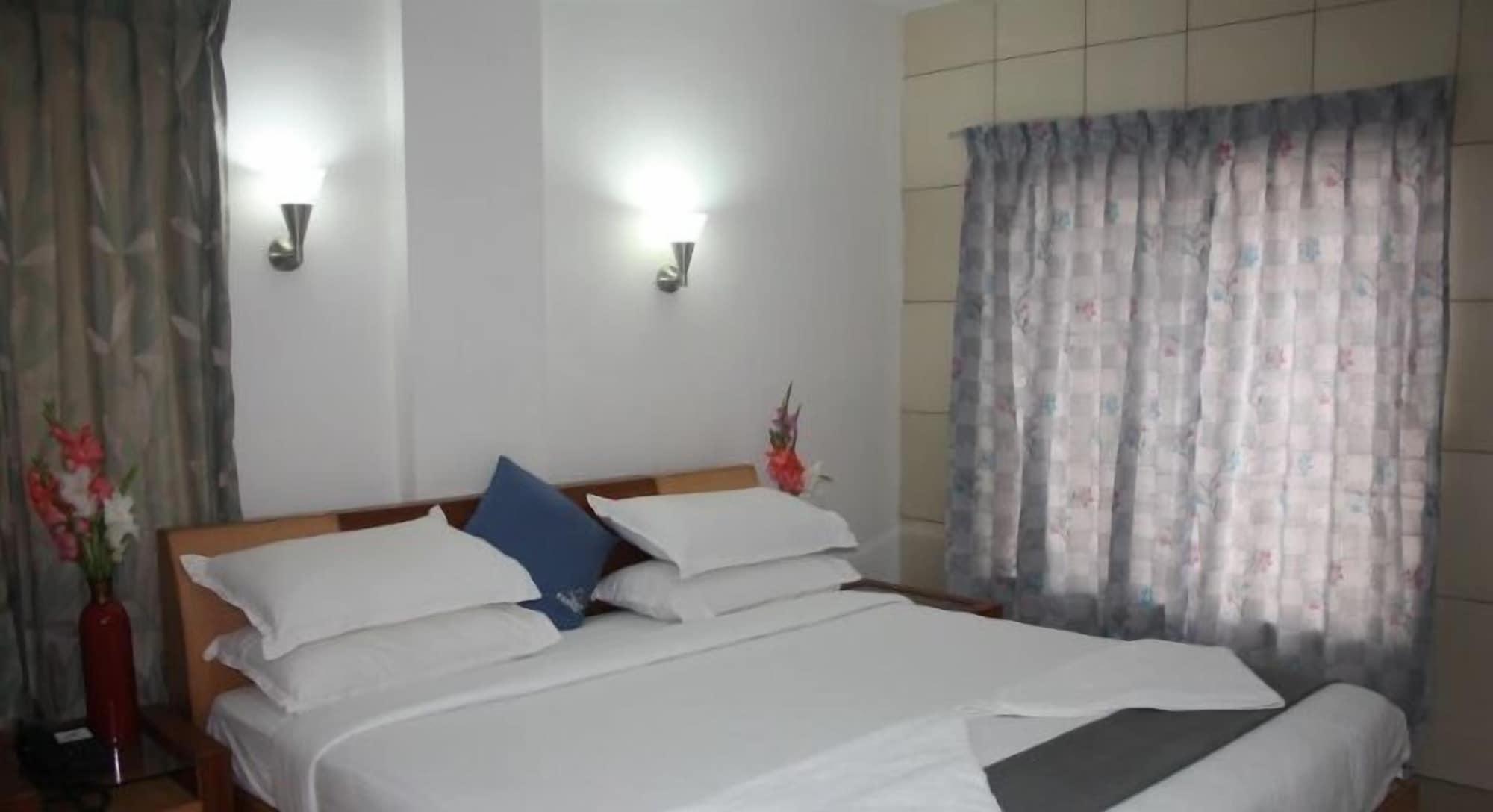 Hotel White Parrot 迈索尔 外观 照片