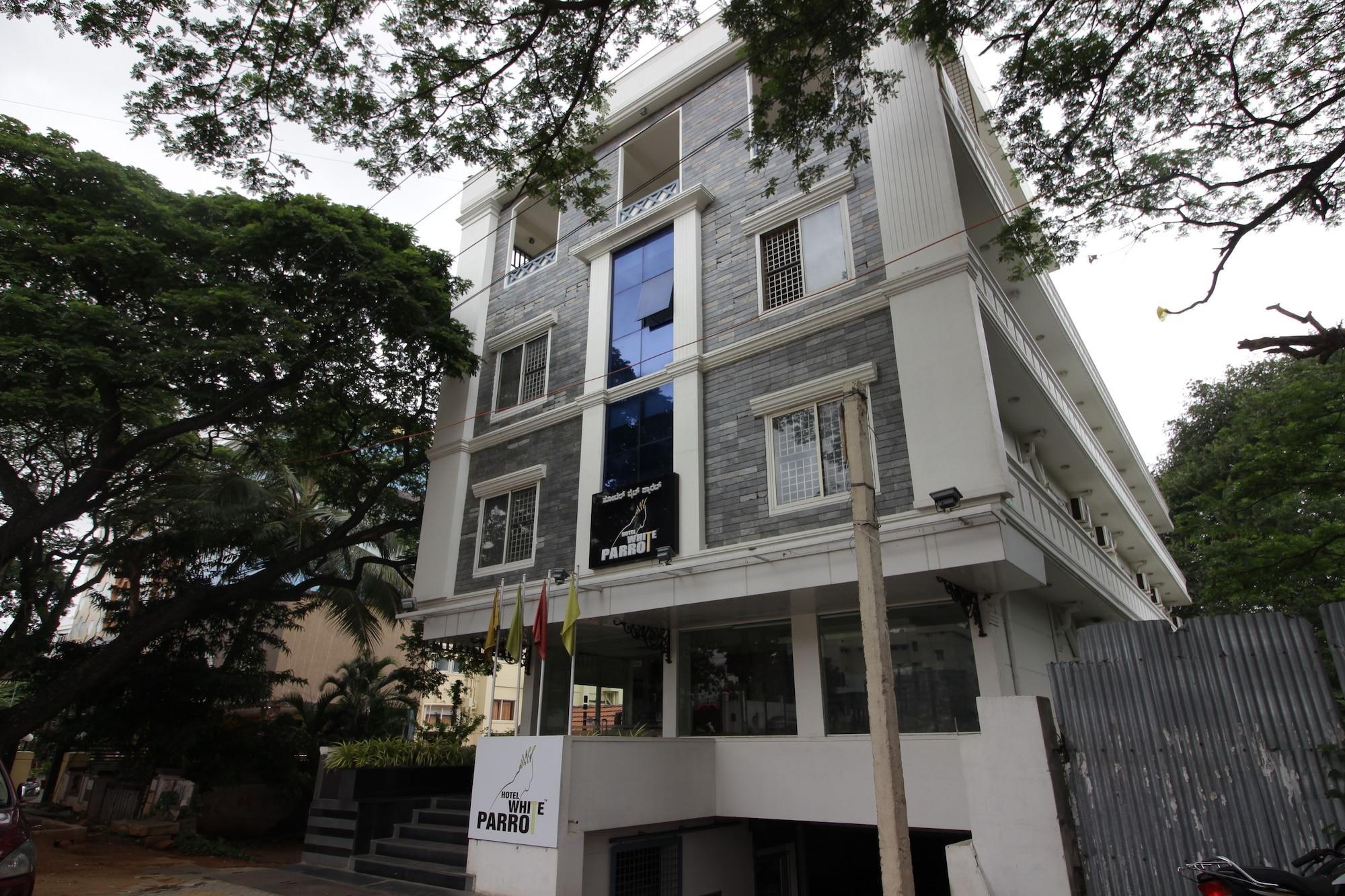 Hotel White Parrot 迈索尔 外观 照片