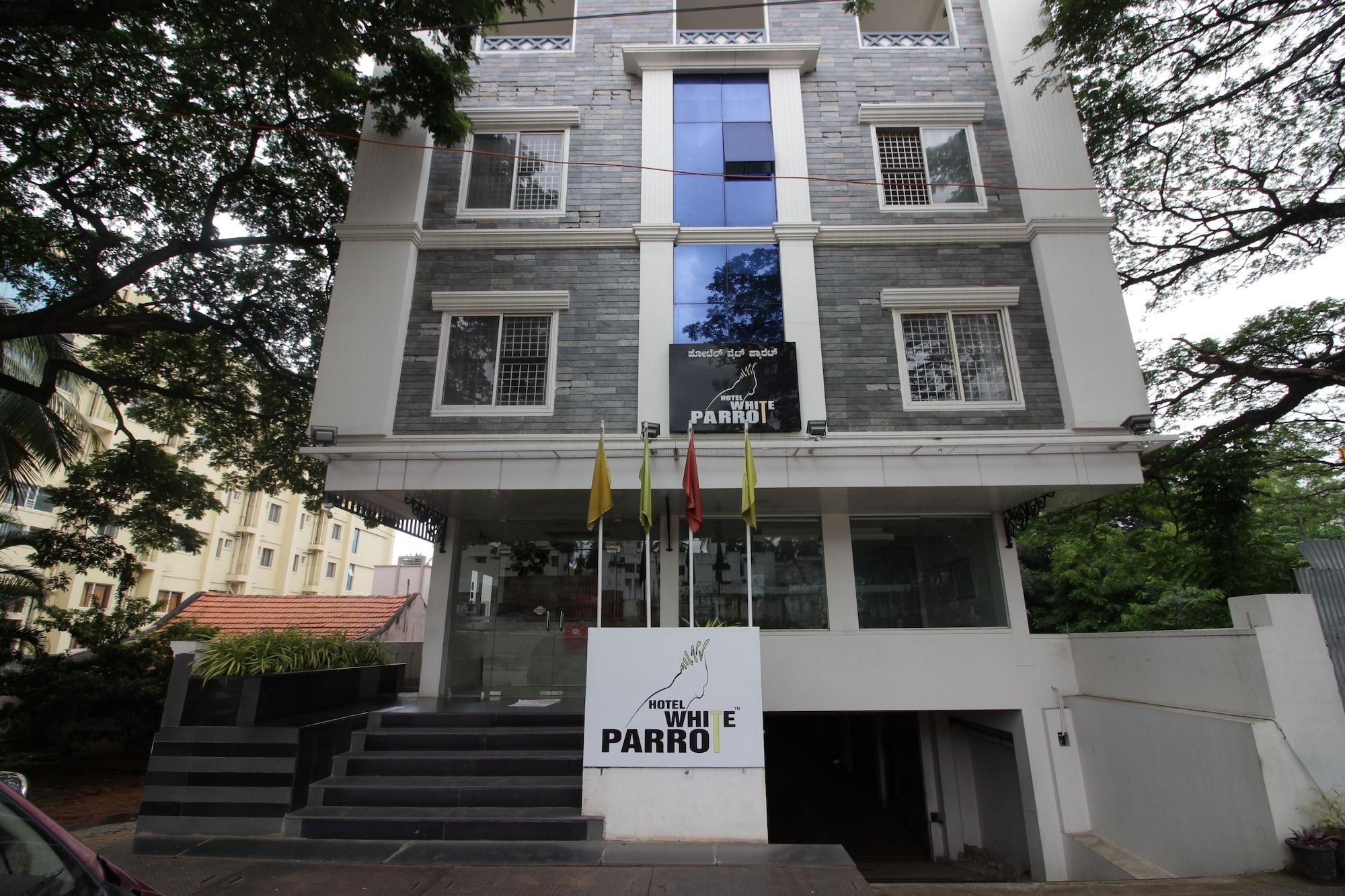 Hotel White Parrot 迈索尔 外观 照片