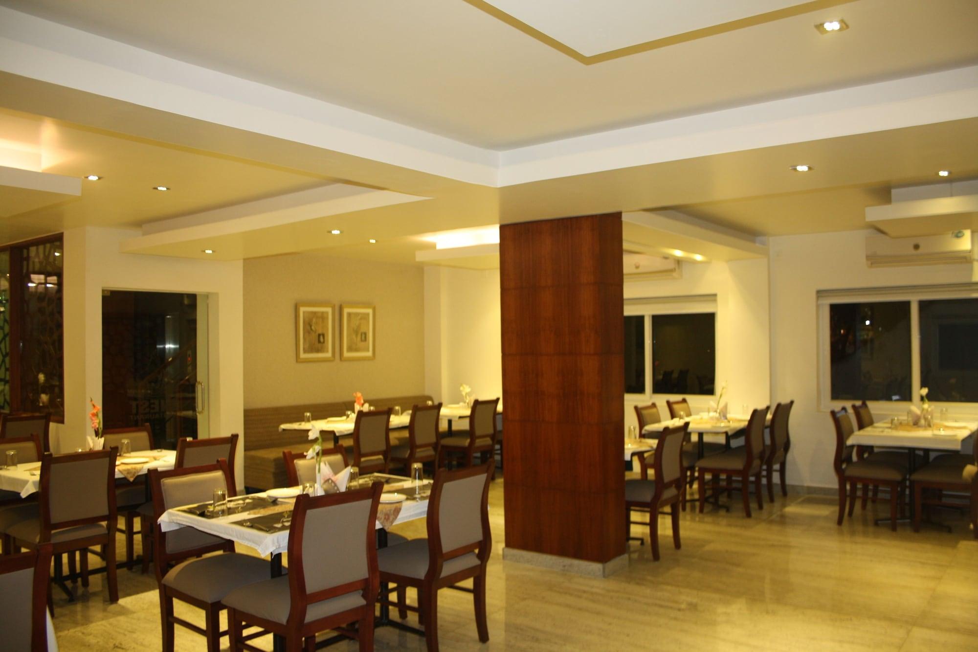 Hotel White Parrot 迈索尔 外观 照片