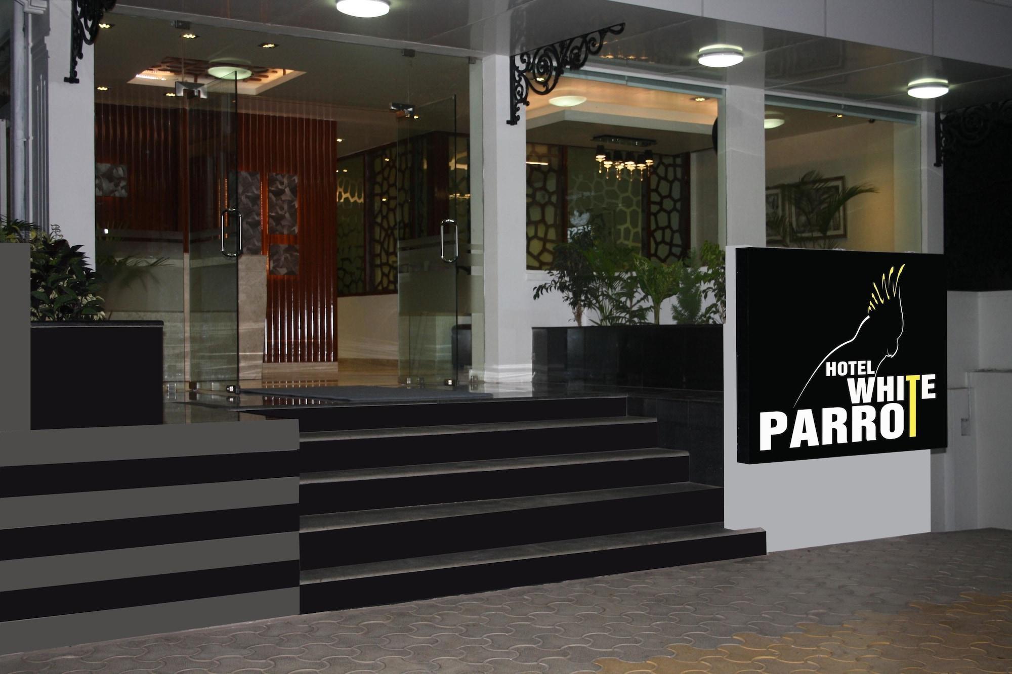 Hotel White Parrot 迈索尔 外观 照片