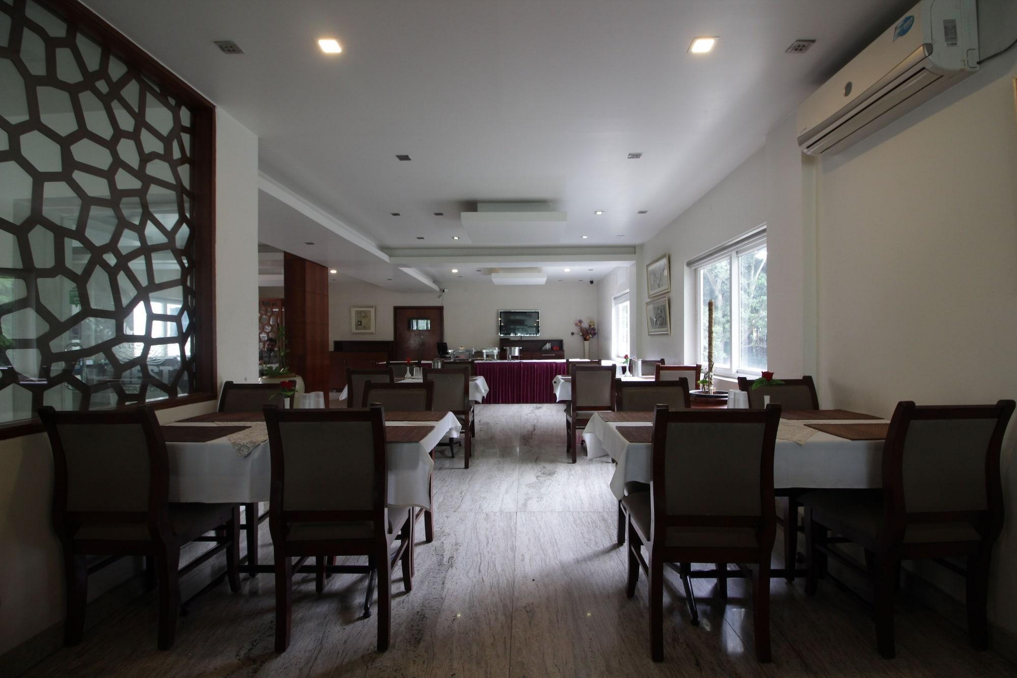 Hotel White Parrot 迈索尔 外观 照片