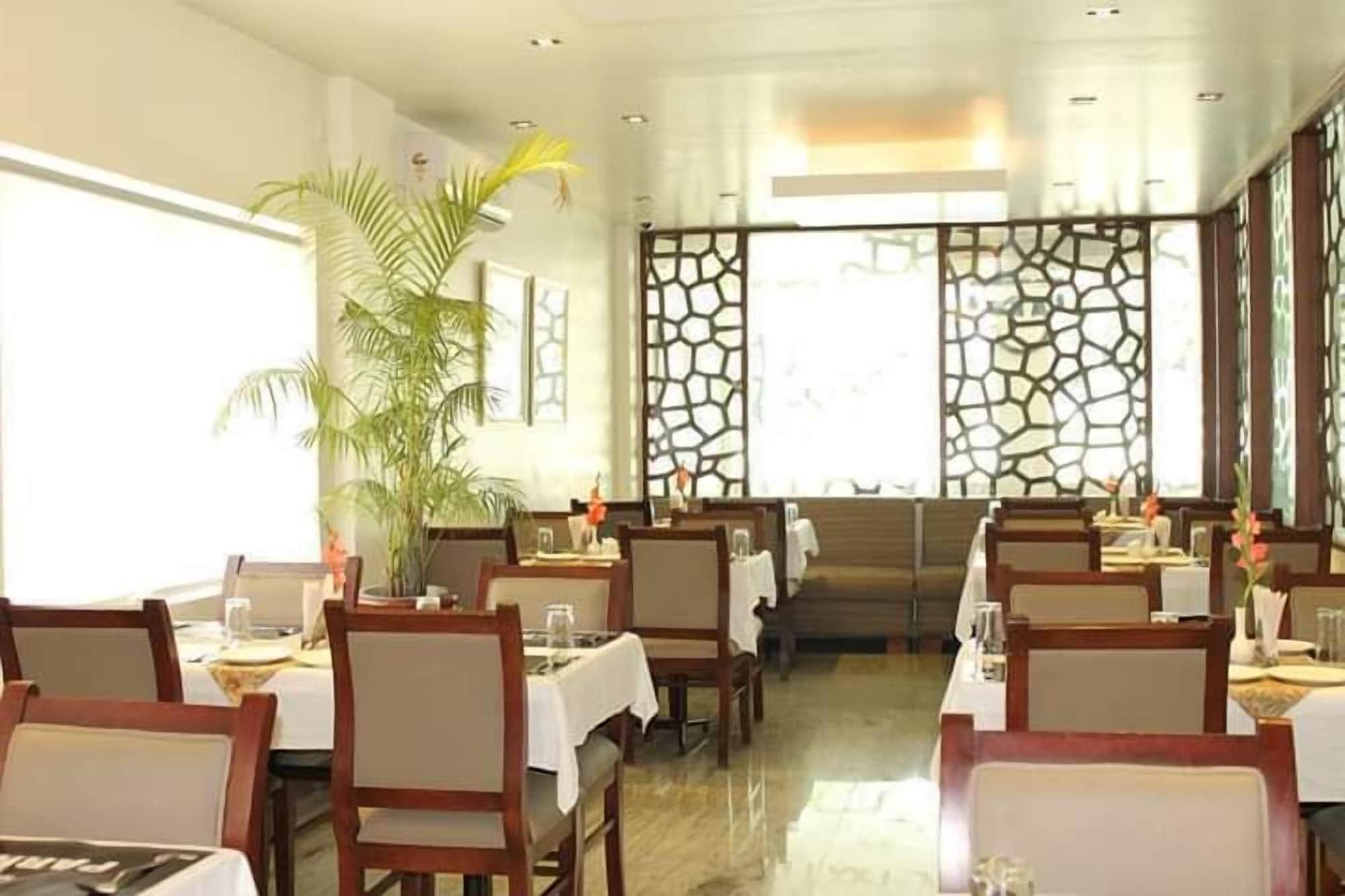 Hotel White Parrot 迈索尔 外观 照片