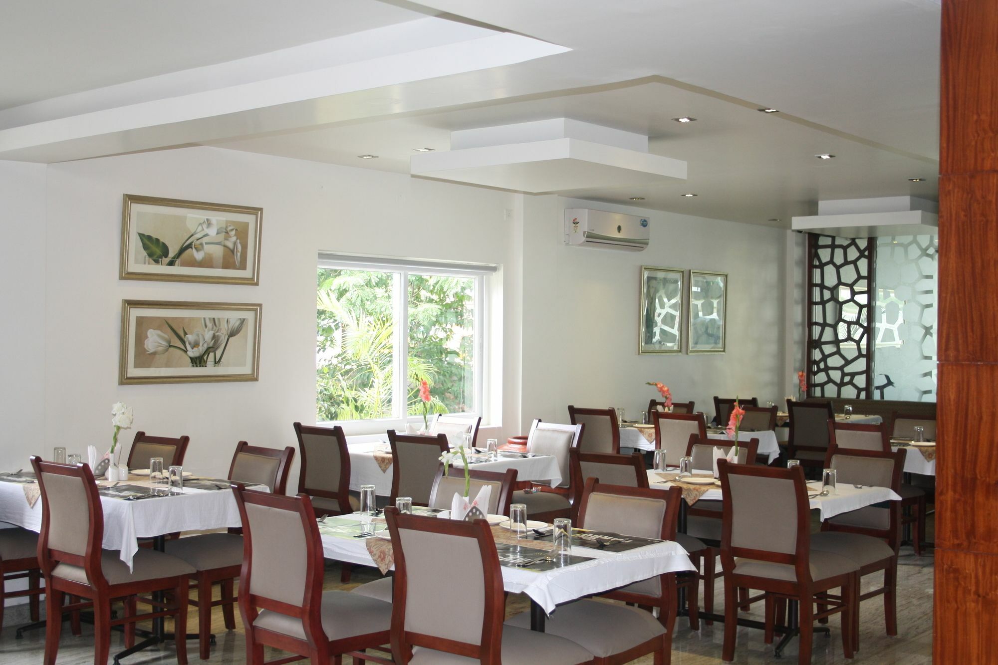 Hotel White Parrot 迈索尔 外观 照片
