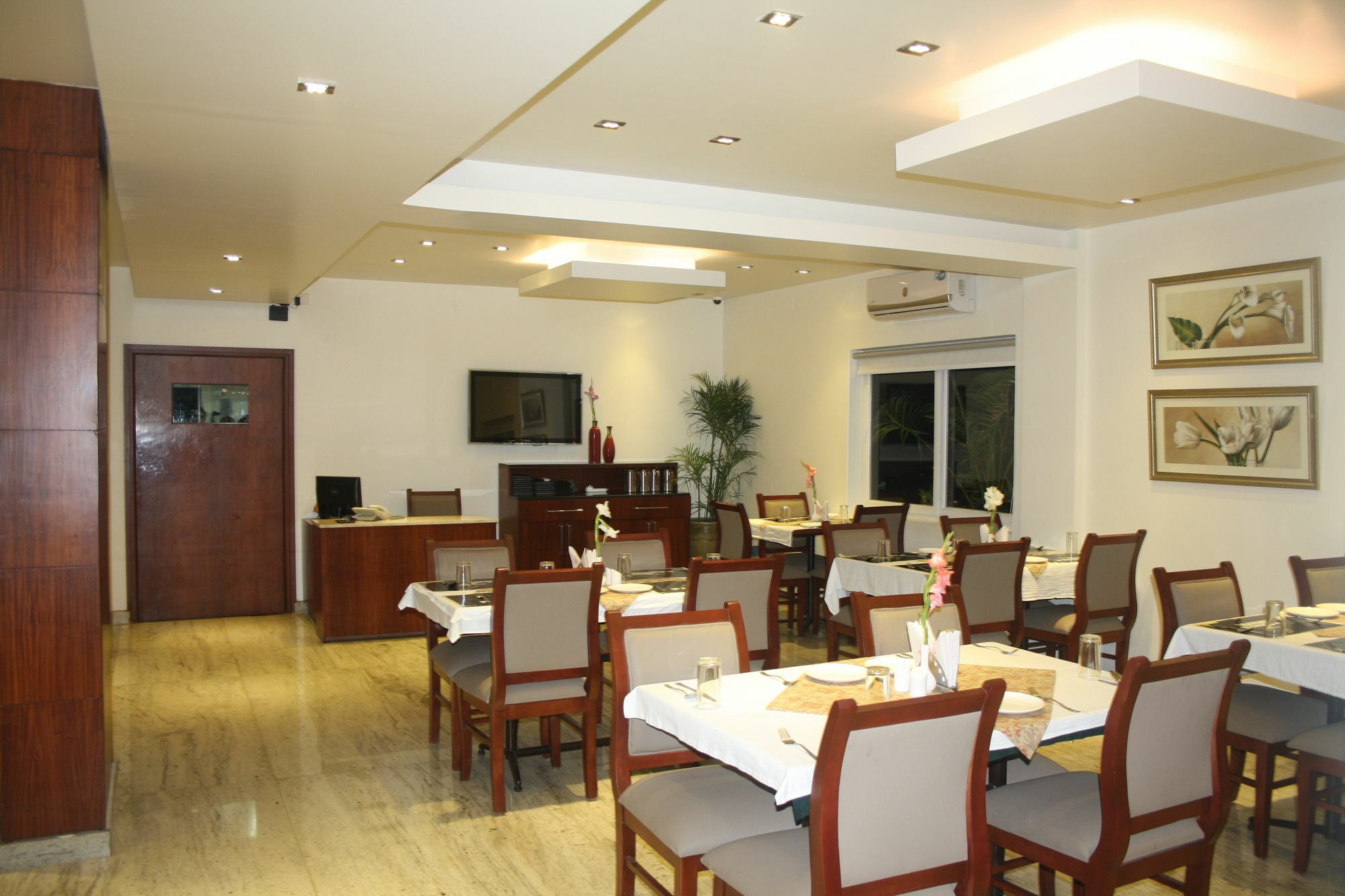 Hotel White Parrot 迈索尔 外观 照片